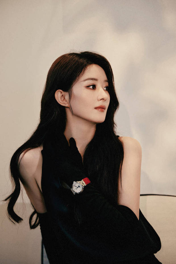 赵丽颖“鱼尾长裙”造型散发迷人魅力 -2