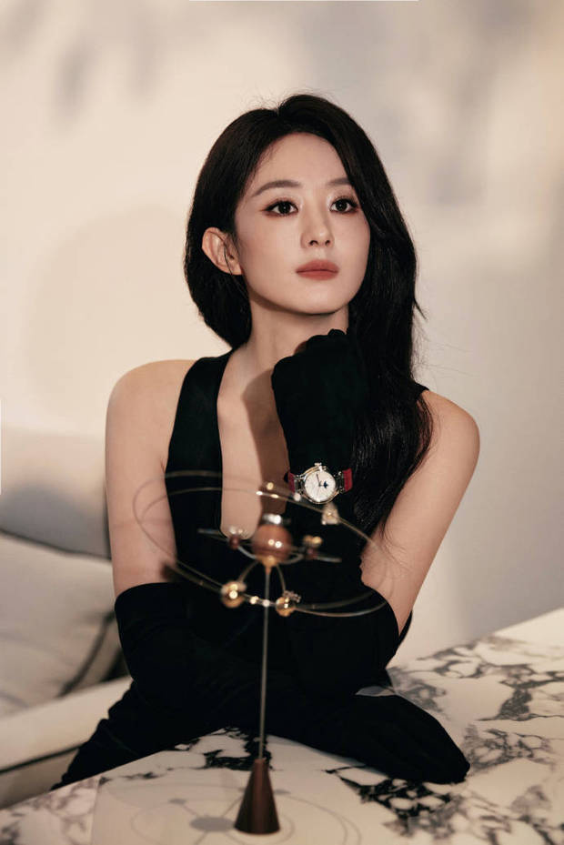 赵丽颖“鱼尾长裙”造型散发迷人魅力 -3