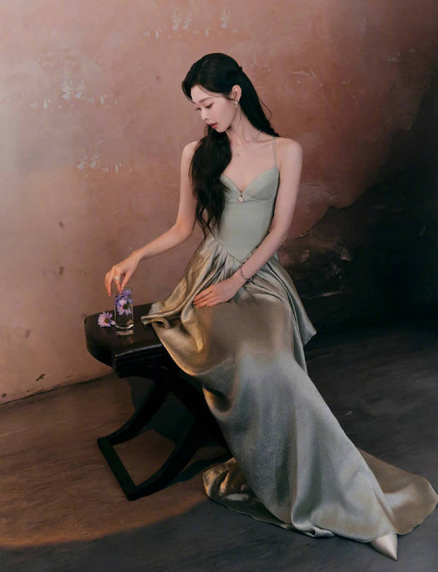 宋轶着吊带裙，锁骨线条优雅动人 -2