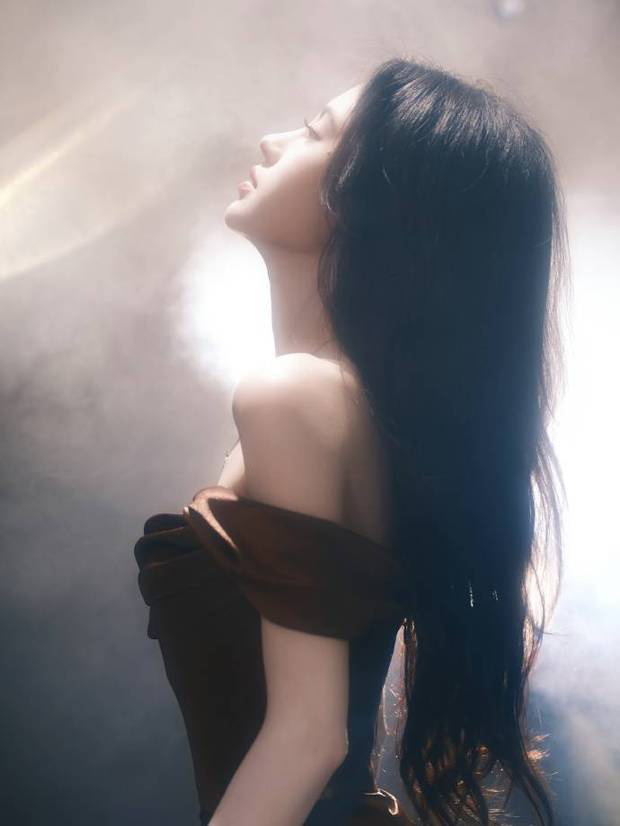 鞠婧祎《流光抹胸裙》：氛围感爆棚 -3