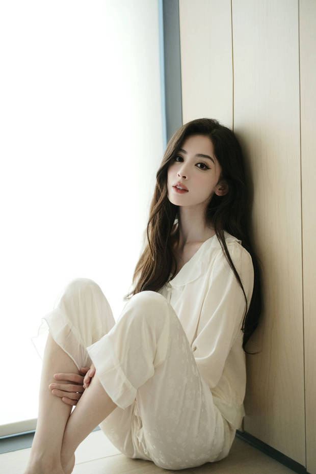 夏日娜扎睡衣照:肌肤水嫩如清纯少女 -1 夏日娜扎睡衣照:肌肤水嫩如清纯少女 -1