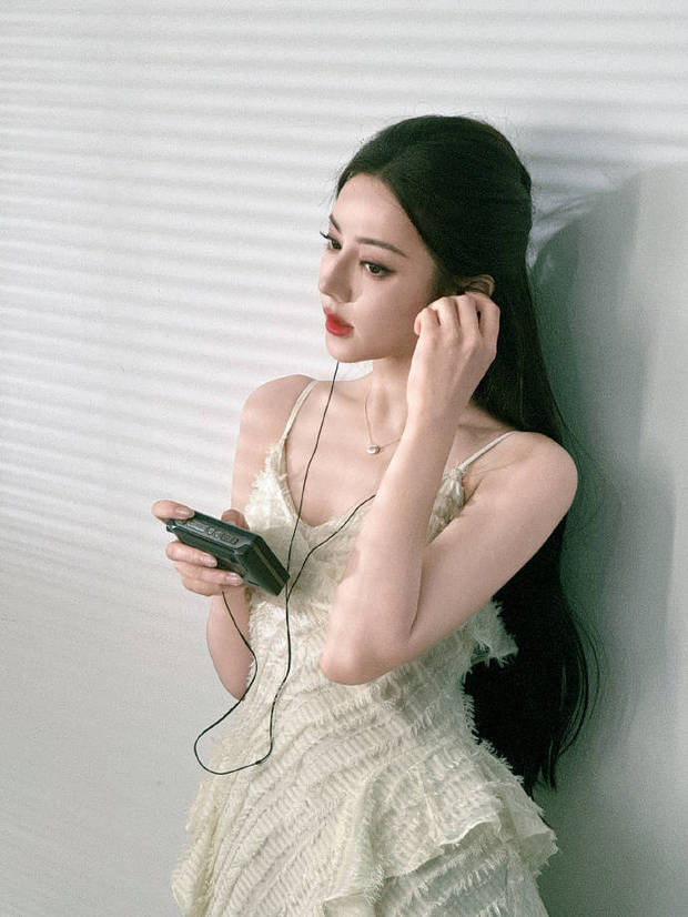 迪丽热巴单手提“焦黄吐司”卖萌嘟嘴 -2 迪丽热巴单手提“焦黄吐司”卖萌嘟嘴 -2