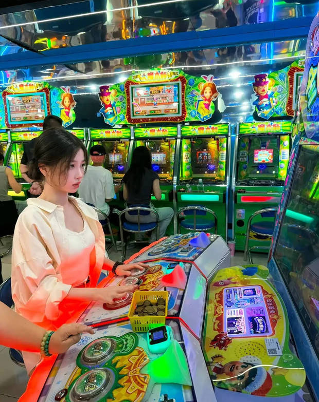 虞书欣电玩城乐翻天，尽显俏皮可爱 -1