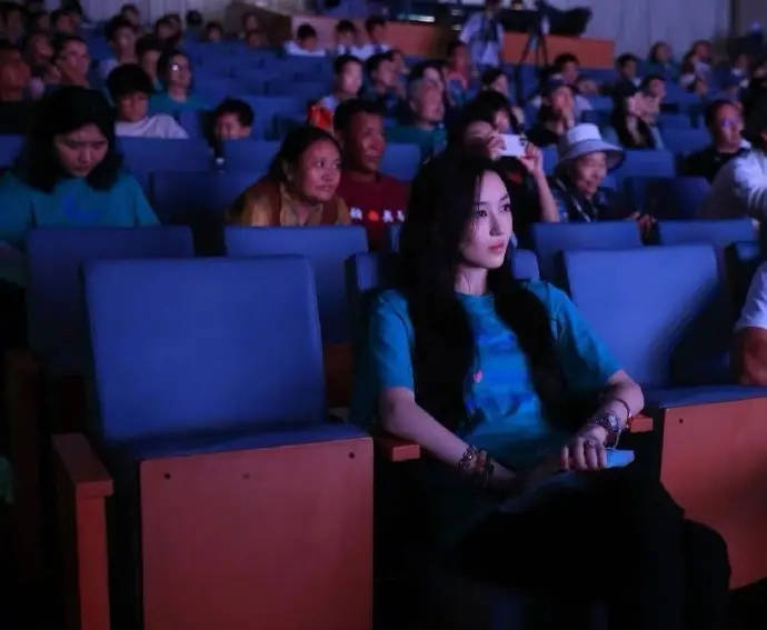 王菲女儿李嫣近照曝光，神似姐姐窦靖童 -1