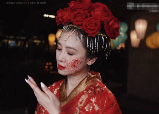 56岁翁虹25年后再现“猫妖” 邪魅一笑 -2