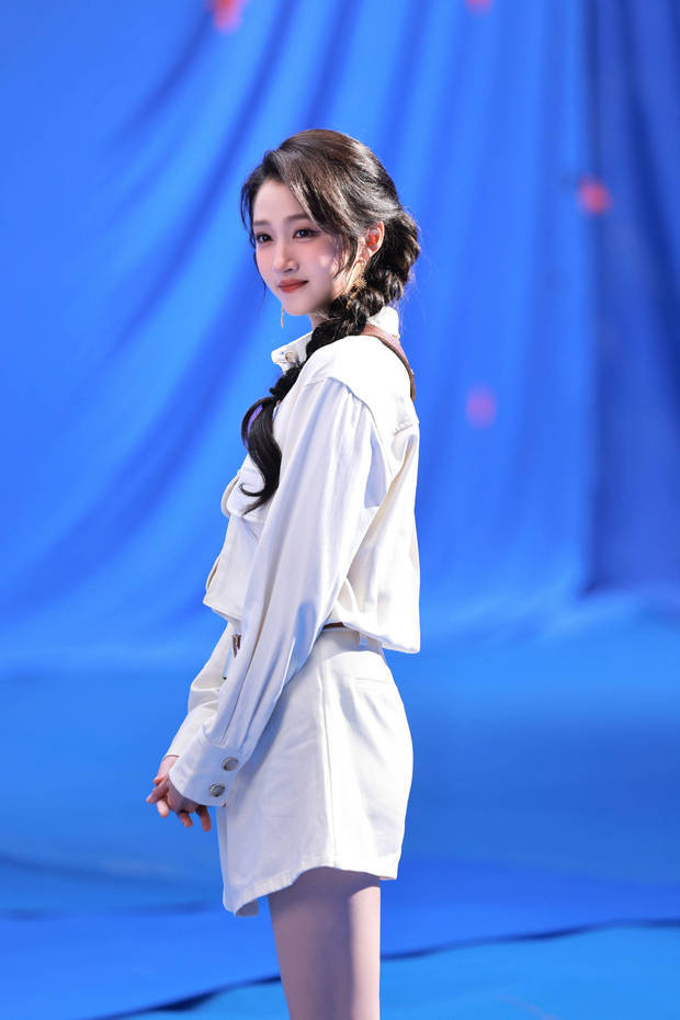 关晓彤麻花辫造型，尽显少女魅力 -3