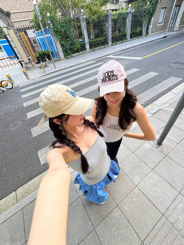 虞书欣上海街头与友共拍美照 -3