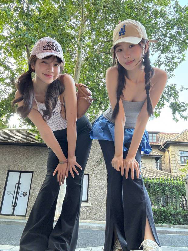 虞书欣上海街头与友共拍美照 -1