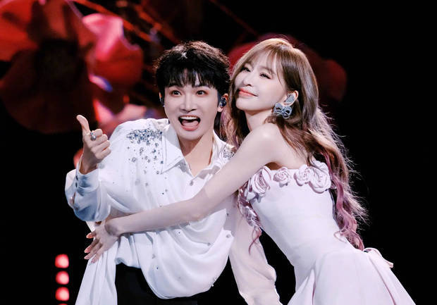 王心凌晒与周深“同框”合影 -1