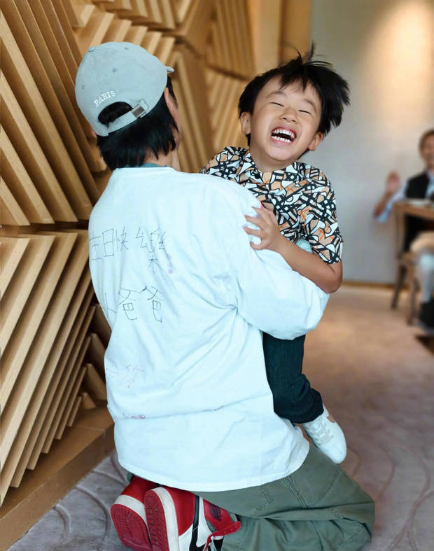 古巨基“庆生”：与家人温馨合影 -3