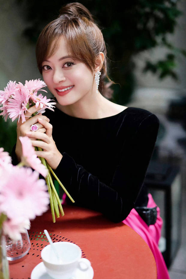 孙俪怀抱鲜花，笑容灿烂 -2