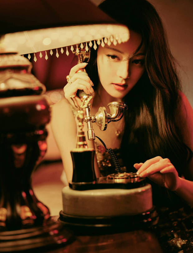 迪丽热巴“鎏金闪片”吊带裙 闪耀全场 -3