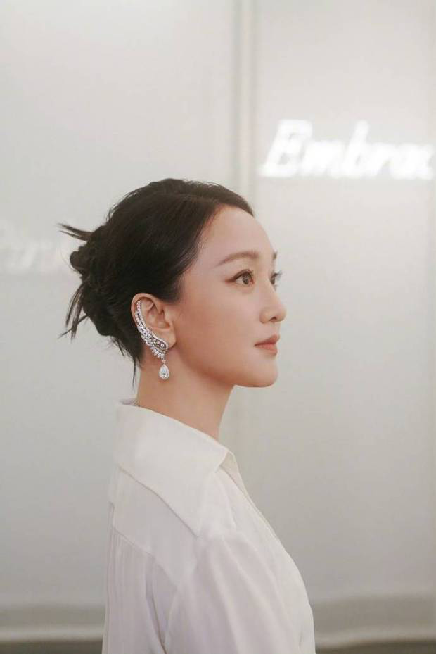 周迅“白衬衫+黑裙”展现职场干练风采 -3