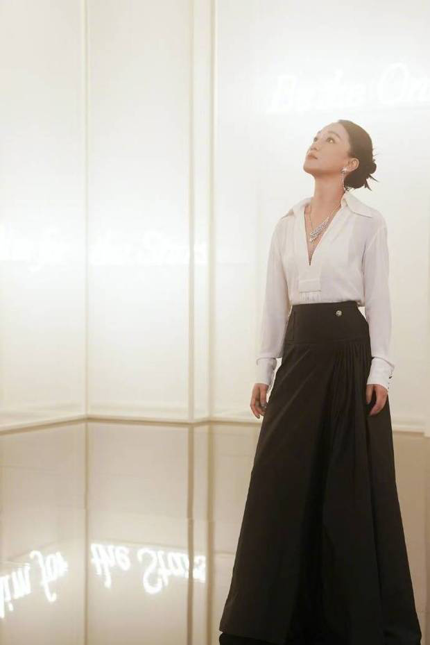 周迅“白衬衫+黑裙”展现利落风范 -2