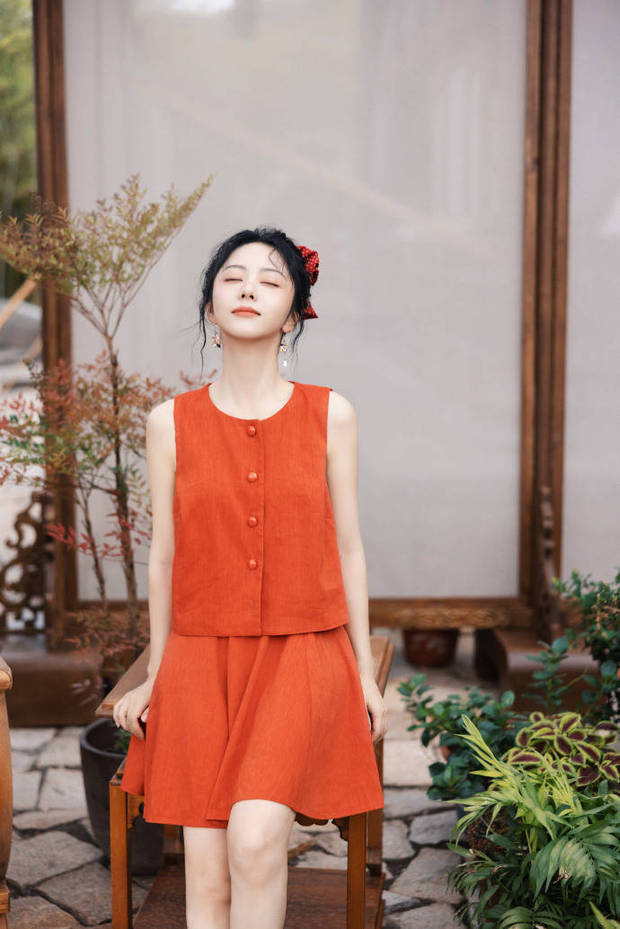 谭松韵红色裙装，尽显俏皮魅力 -3