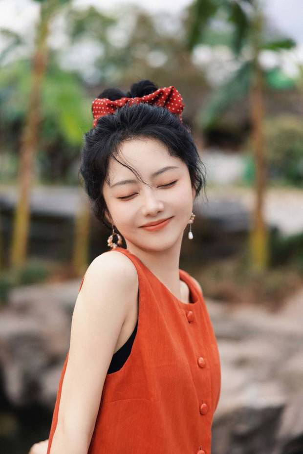 谭松韵红色裙装，尽显俏皮魅力 -4