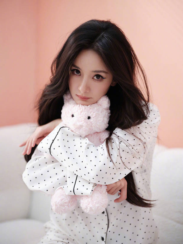 杨幂着白睡衣，慵懒温柔眼神 -2